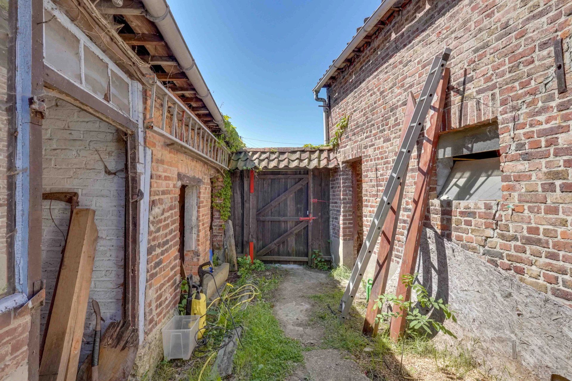 Te renoveren hoeve met binnenkoer en stallingen foto 13