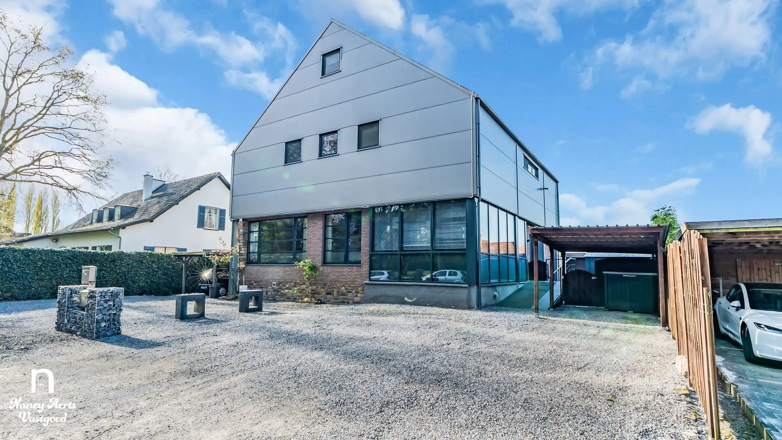 Uniek wonen in loftstijl met veel potentieel op topligging foto {{pictureIndex}}