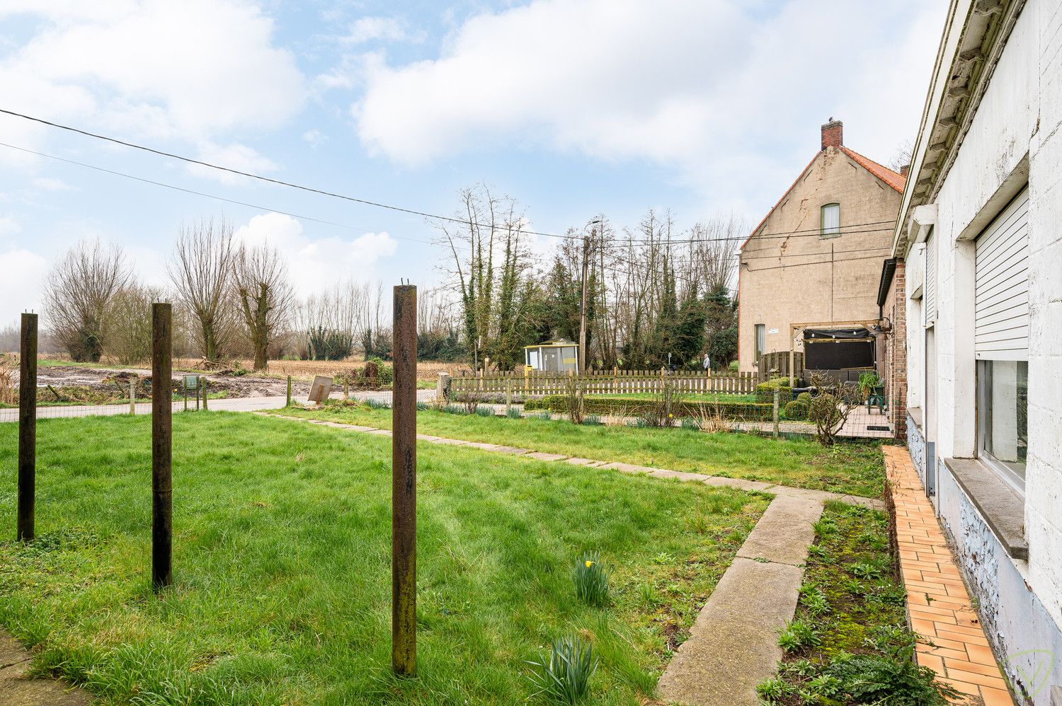 Af te werken woning op een rustig en door groen omgeven locatie! foto 2