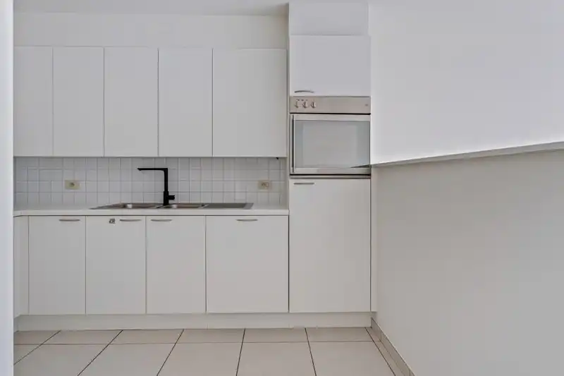 Ruim 2 slaapkamer appartement TE HUUR in residentie Den Hert in hartje Oostrozebeke! foto 8