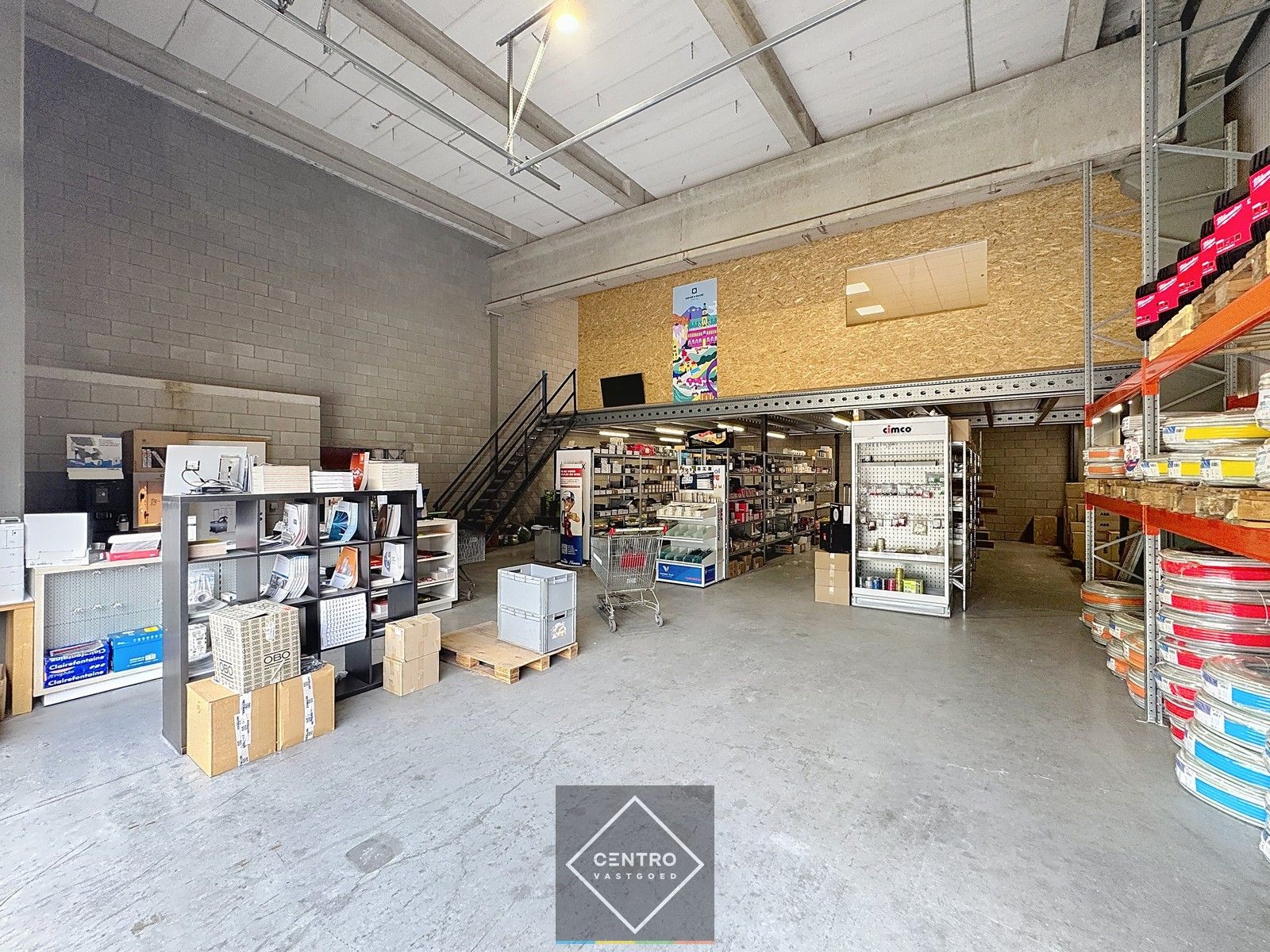 Instapklaar MAGAZIJN (177m²) met KANTOOR (69m²) op verdieping, toilet en hoge sectionaalpoort (gemakkelijk toegankelijk met grote vrachtwagens). Op industriezone "Herdersbrug" te 8000 Brugge. foto 2
