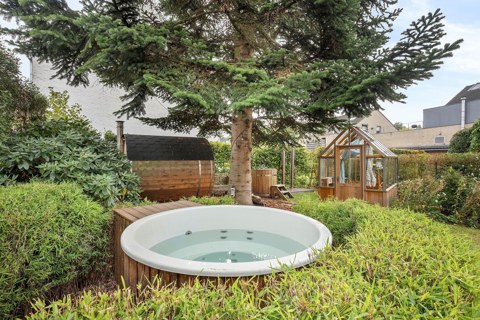 Prachtige karaktervolle, halfopen, robuuste én energiezuinige bel-étage van de jaren '50 met 4 slaapkamers, garage, kelderverdieping en paradijselijke tuin. foto 28