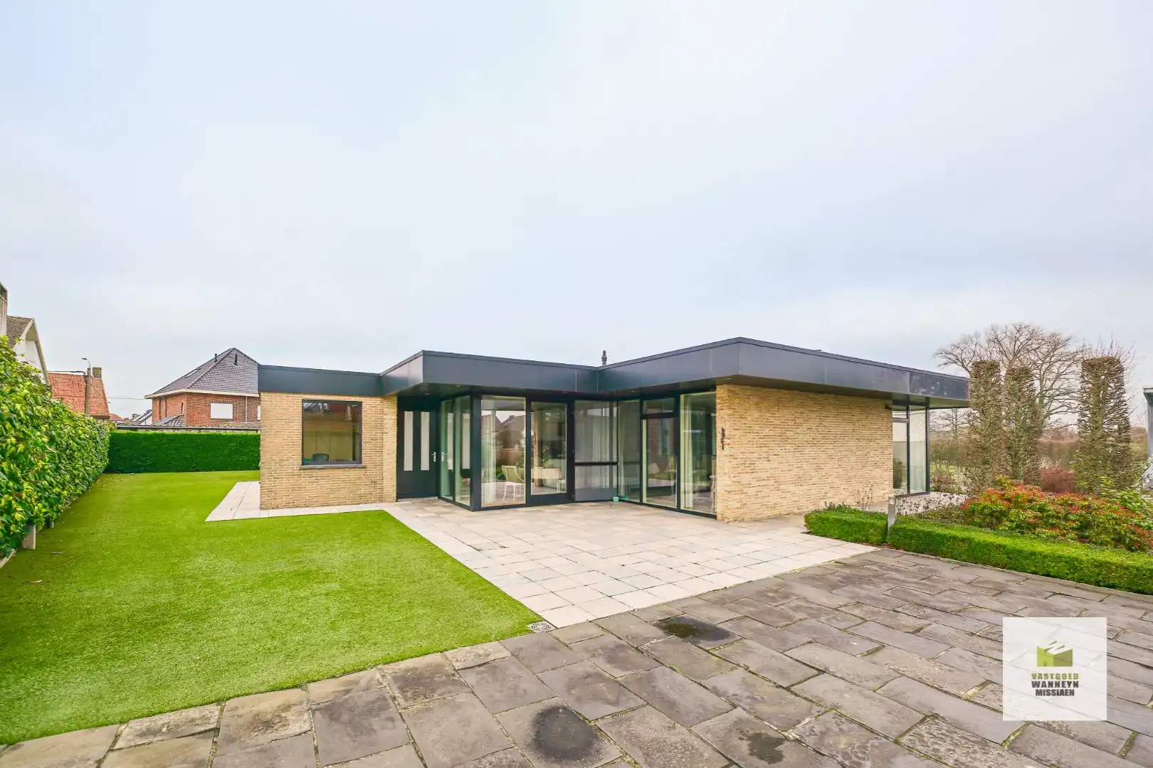 Gelijkvloerse woning met praktijkruimte (50m2) en loods (300m2) foto 14