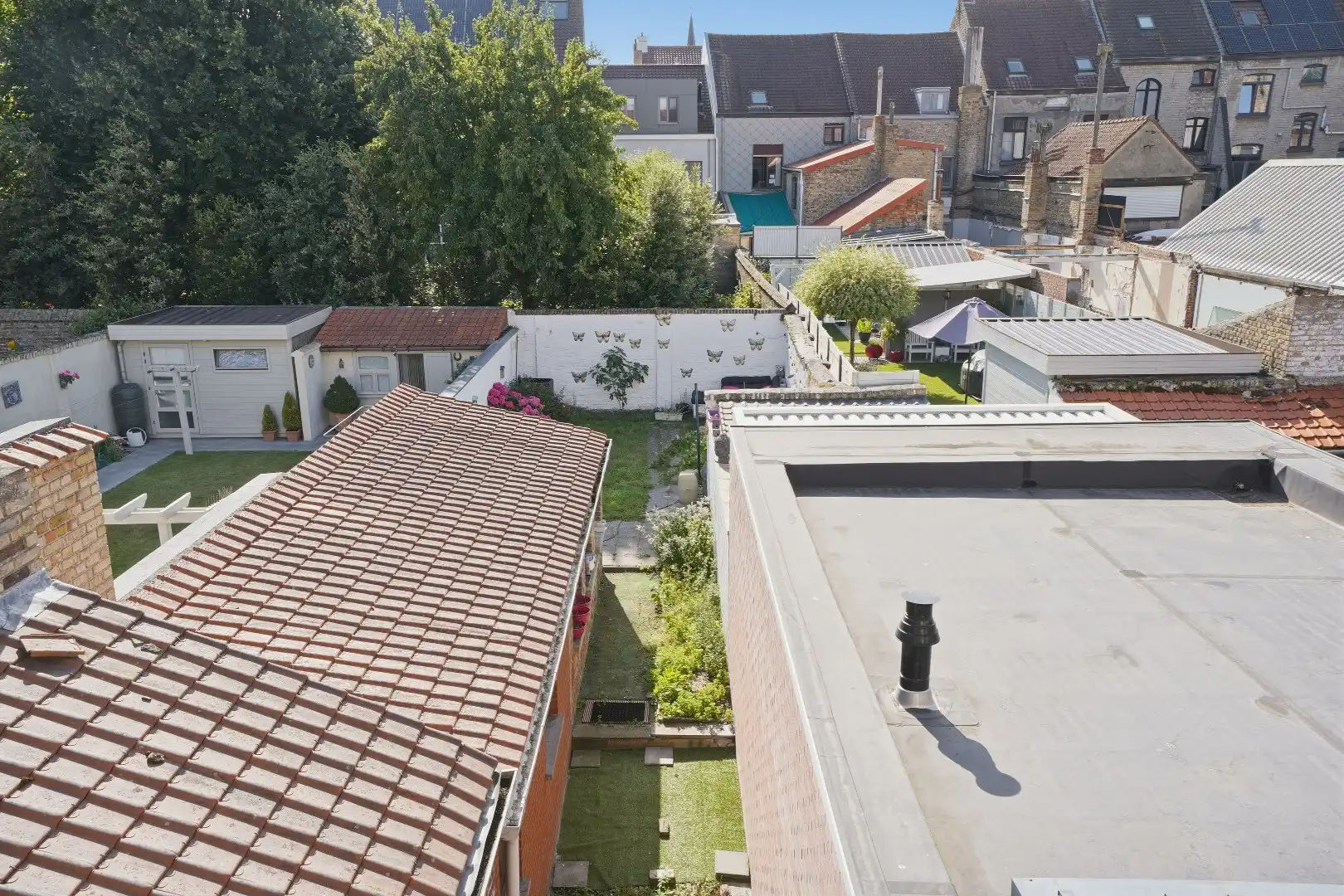 Ruime rijwoning met zongerichte tuin in Nieuwpoort-Stad.  foto 15