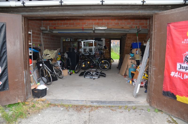 Te koop te Moorslede : Verder af te werken  gezinswoning met 3 slaapkamers, inpandige garage,  zonnige diepe  tuin mét uitweg en dubbele garage, zonnepanelen. foto 6