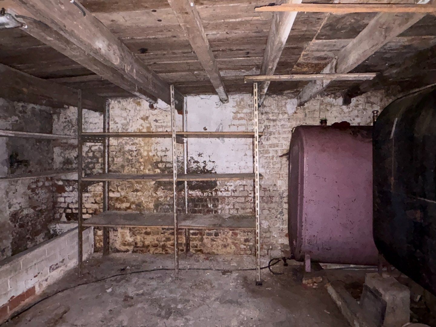 Grote te renoveren woning met zijdeur op 295 m² foto 15