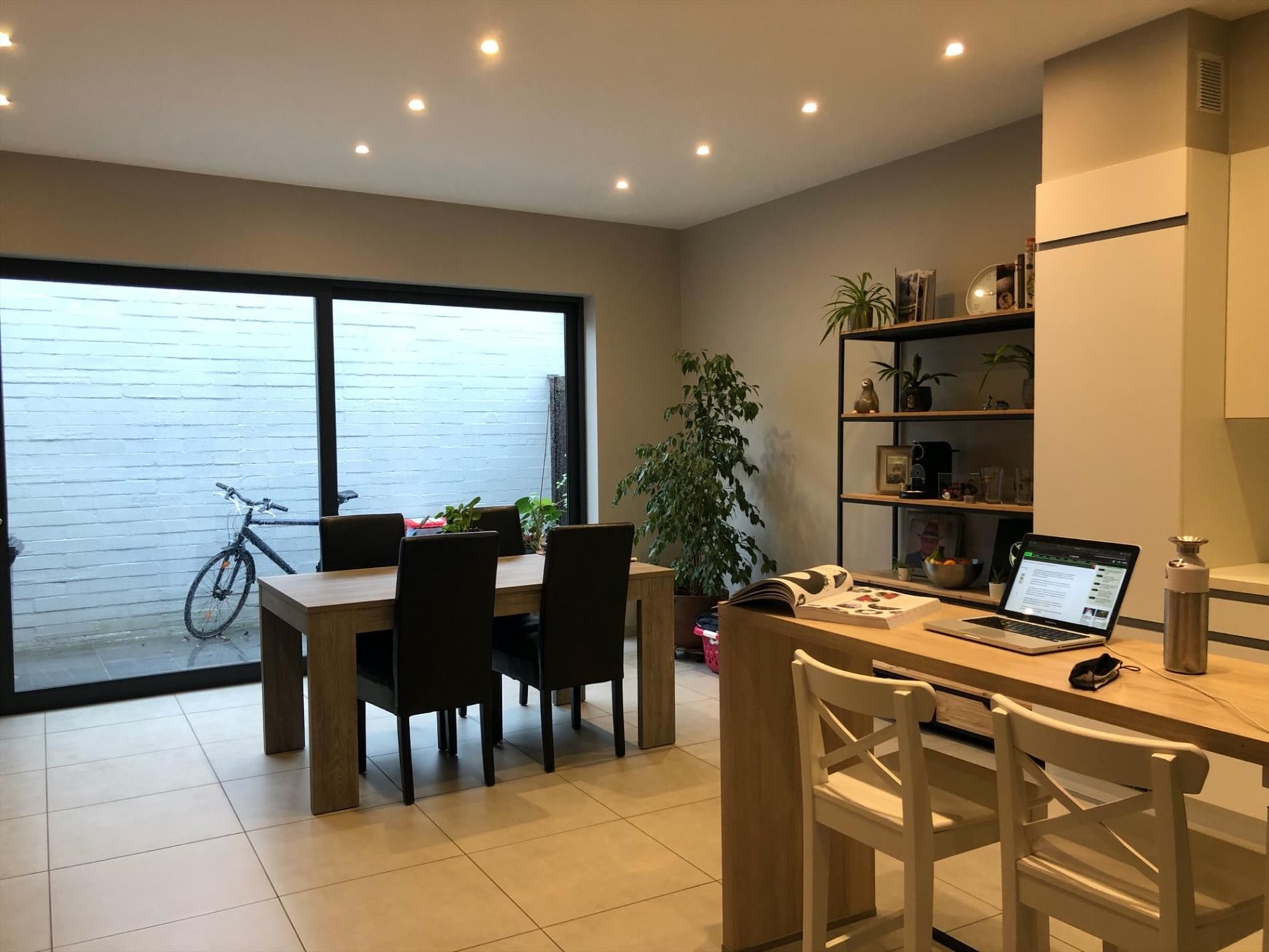 Instapklare ruime gerenoveerde woning met ruime uitbouw achteraan, groot zonneterras en koer foto 3