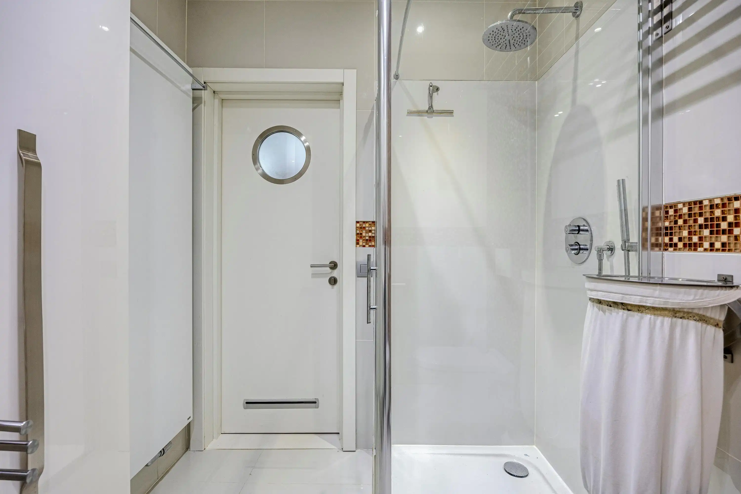 Veelzijdig eigendom met ruime woning, handelspand en magazijn foto 23