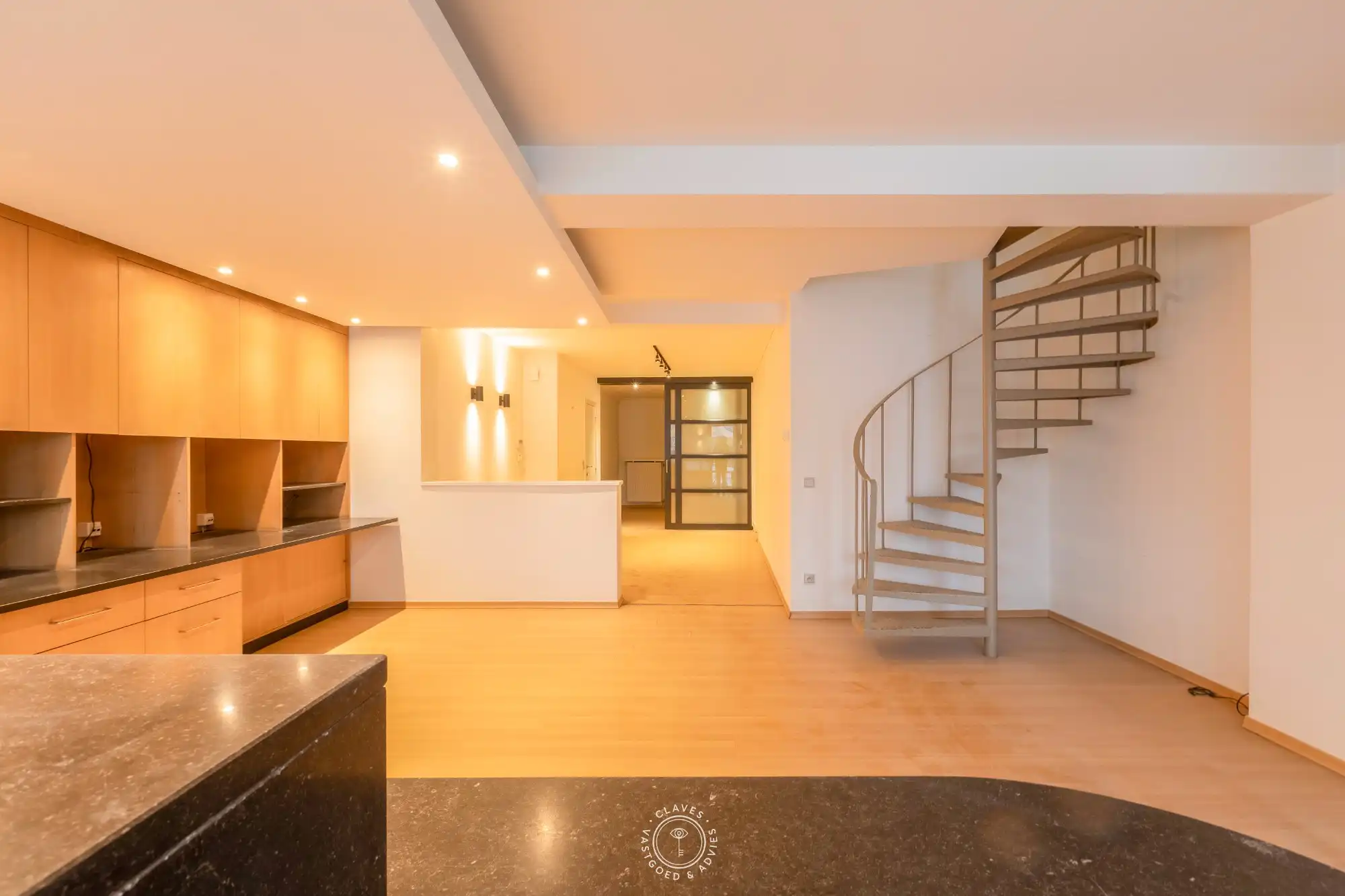 Centraal gelegen handelspand / kantoor met zicht op de Grote Markt foto 4