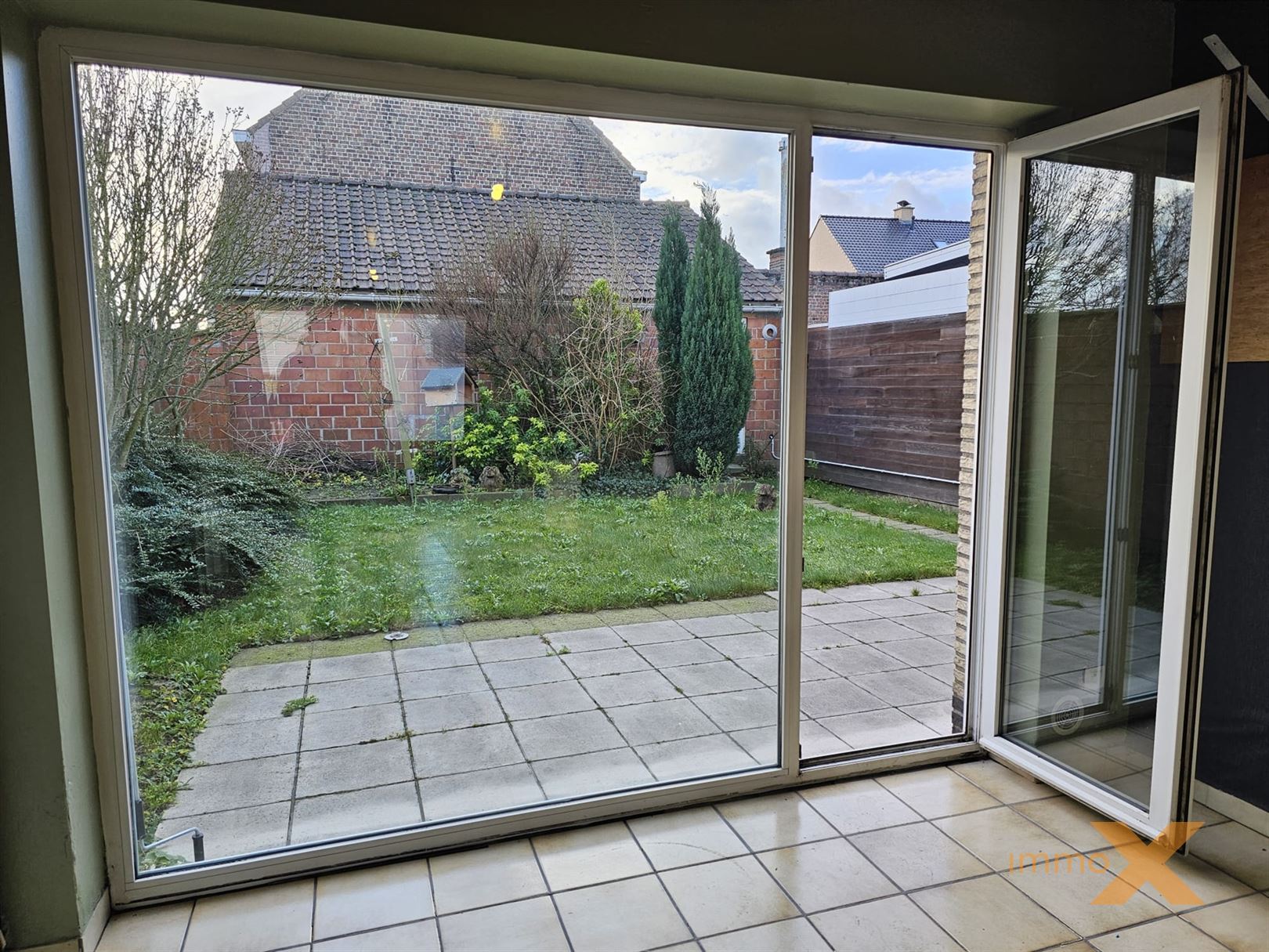 RUIME WONING MET DUBBEL GARAGE EN TUINTJE foto 9