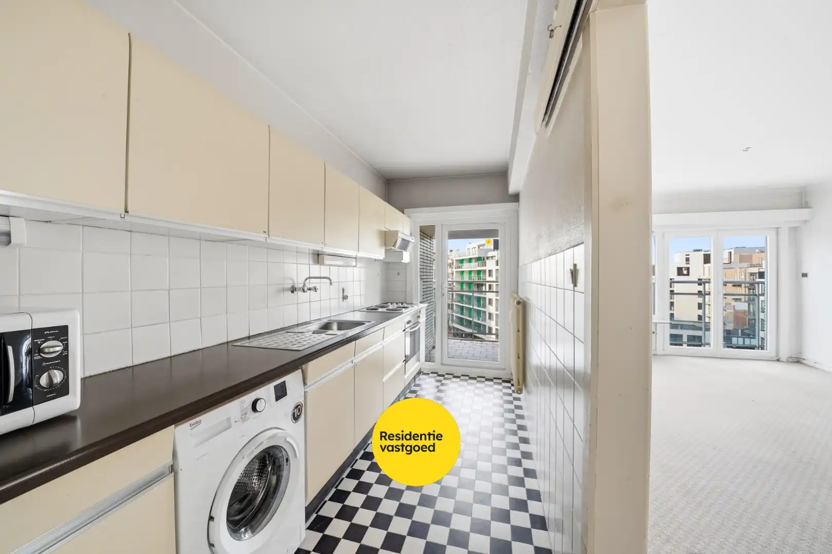 Op te frissen 2-slaapkamerappartement met open zicht te Oostende foto 9