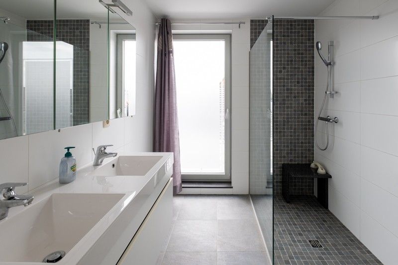 Ruim en luxueus appartement met 2,5 slaapkamers, 3 terrassen en 2 parkings in hartje Diepenbeek! foto 10