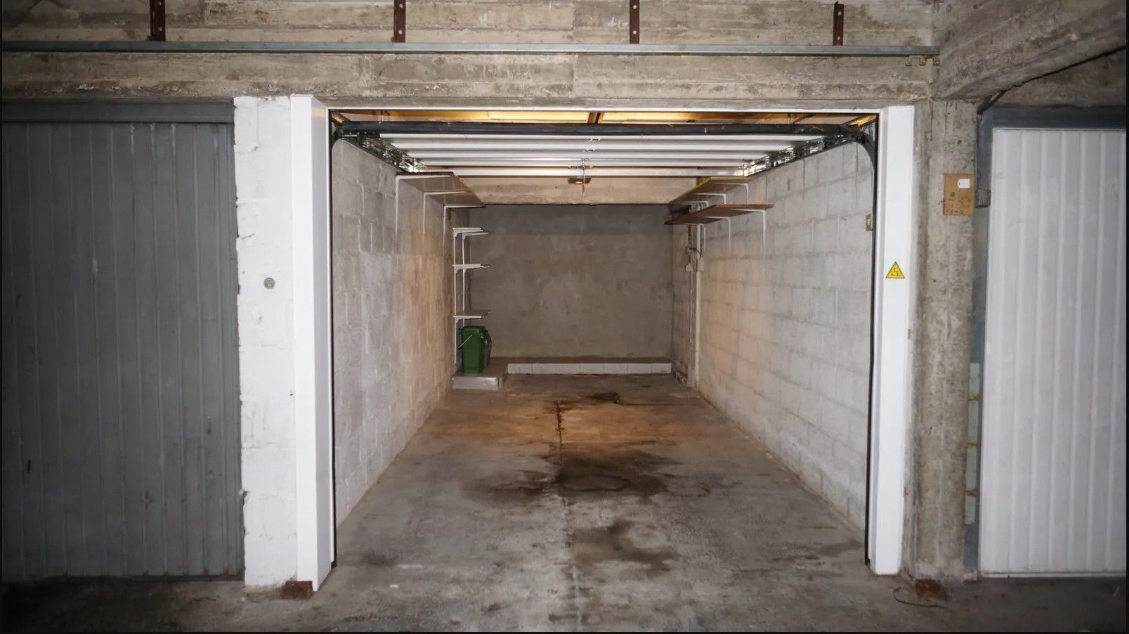 Ruime ondergrondse garage met elektrische poort te huur foto {{pictureIndex}}