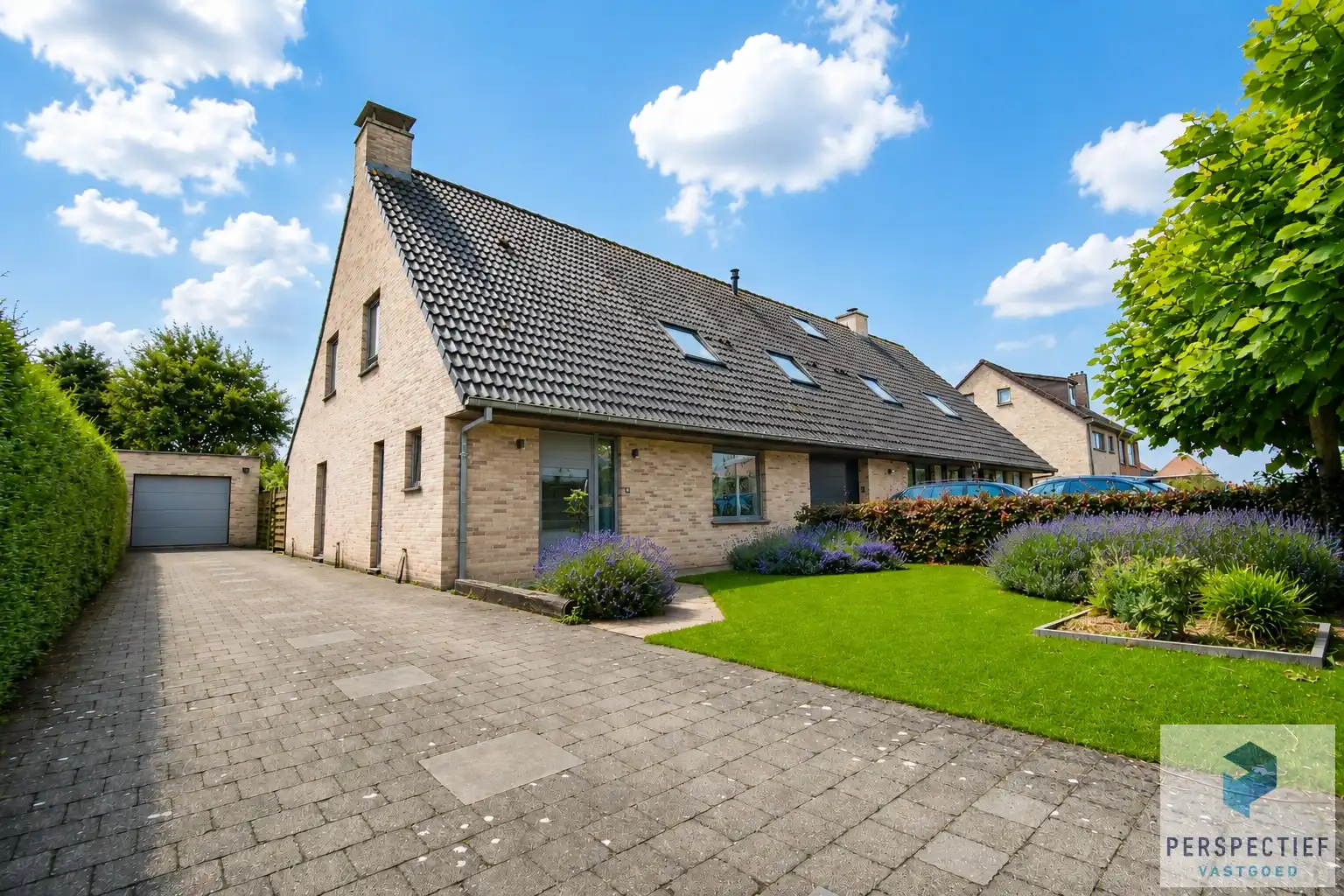 Ruime halfvrijstaande woning met tuin in centrum Oedelem. foto 2