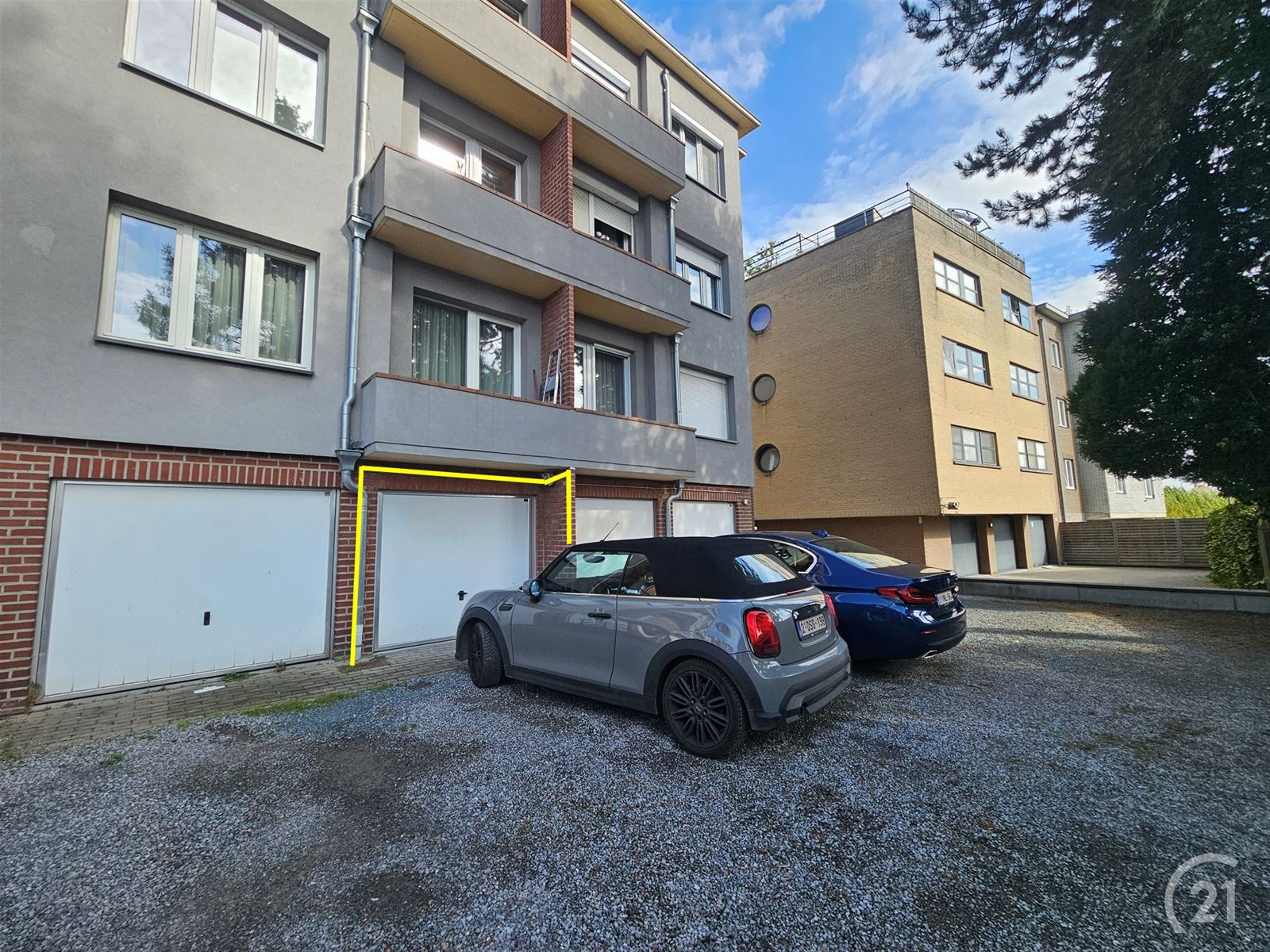 Gesloten garagebox  foto {{pictureIndex}}