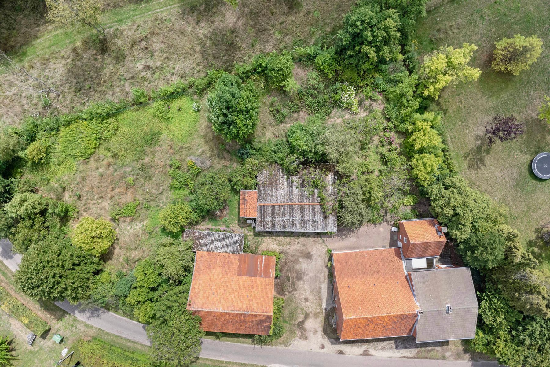 Te renoveren hoeve met authentieke schuur en stallen foto 2