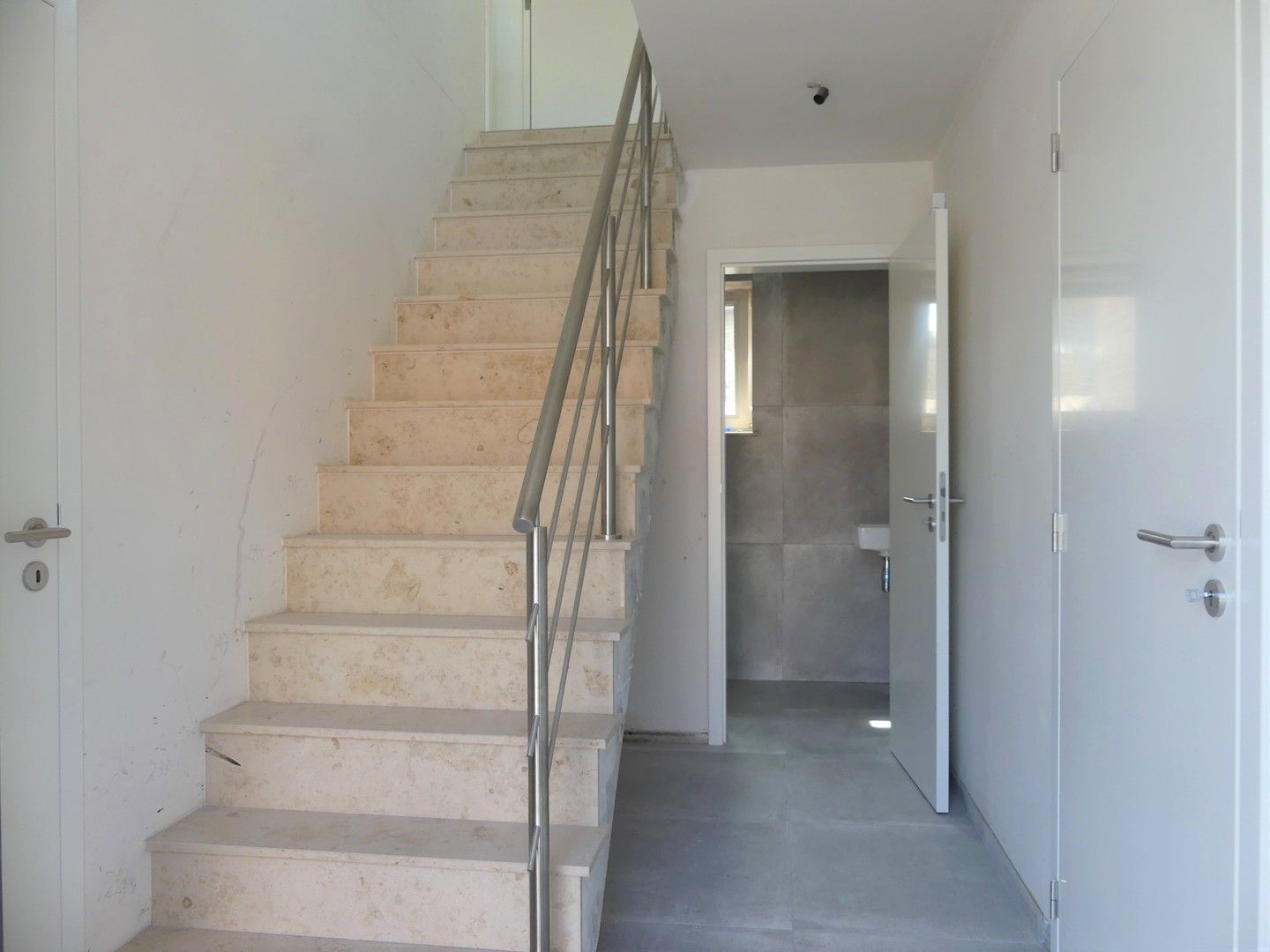 Halfopen nieuwbouwwoning met binnenterras, tuintje en garage - 3 slaapkamers foto 6