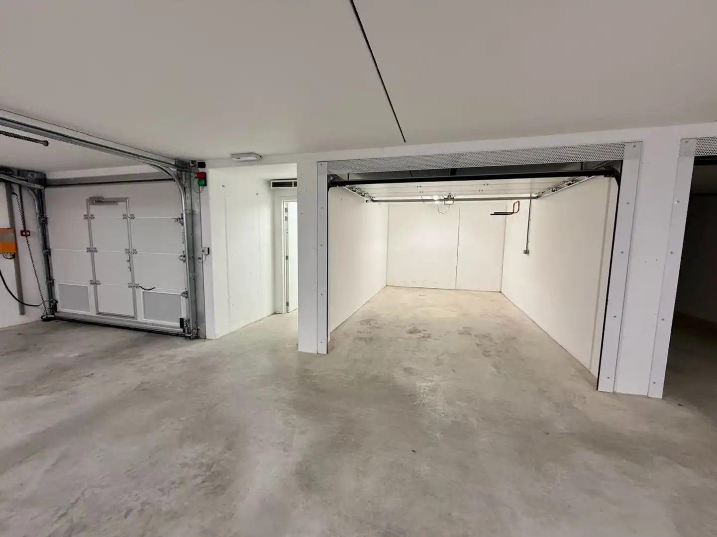 Ruime garagebox op een toplocatie in de Kustlaan, op enkele stappen van Place M’as-tu vu. foto 4