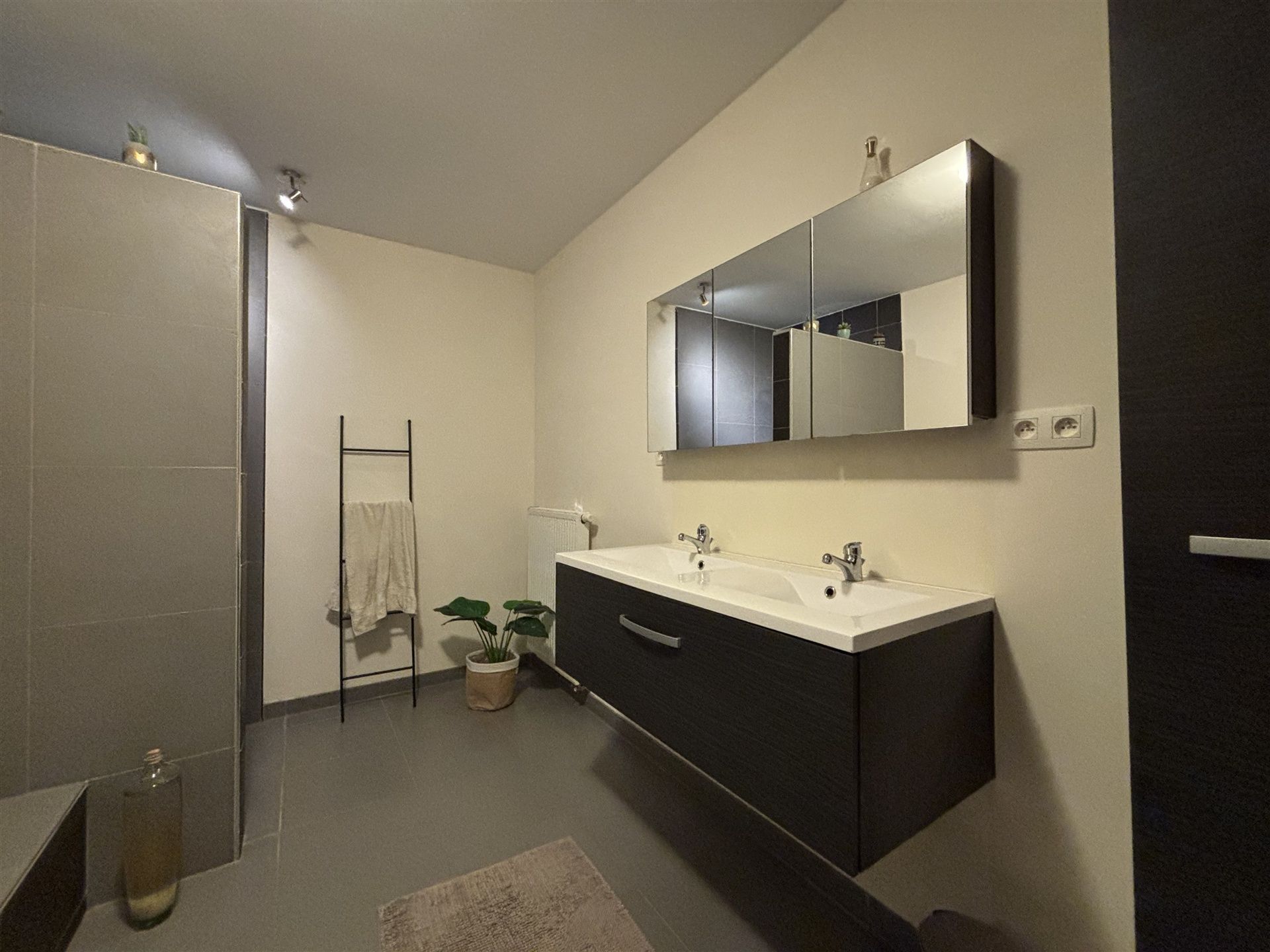 BEZOEKEN VOLZET: Moderne woning met 4 slaapkamers en tuin  foto 27