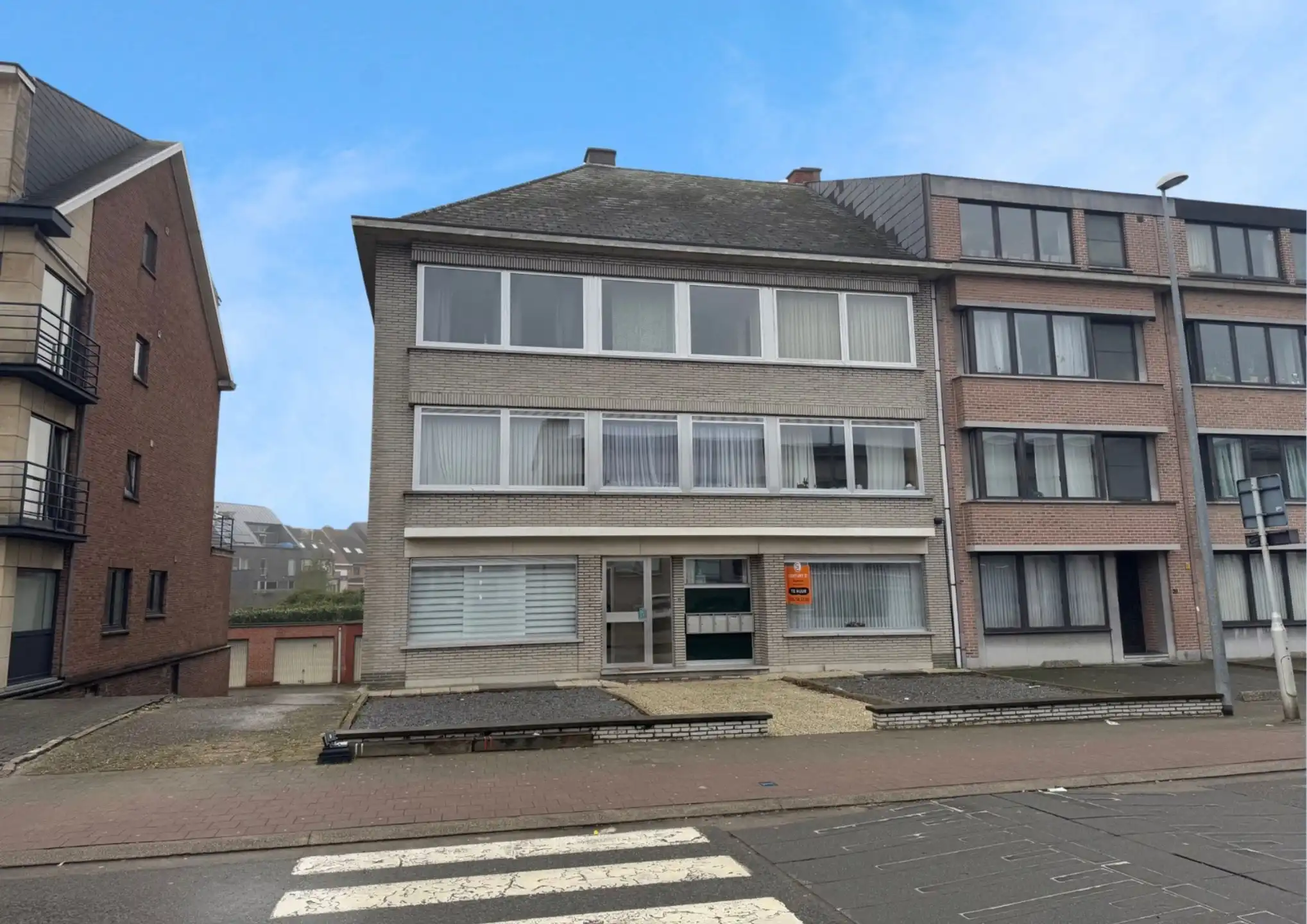 Gelijkvloers appartement met twee slaapkamers en garage foto {{pictureIndex}}