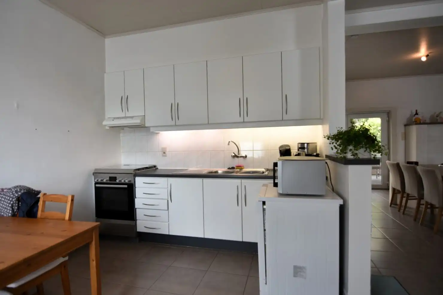 Gezellige rijwoning met diepe tuin in Moorslede foto 3