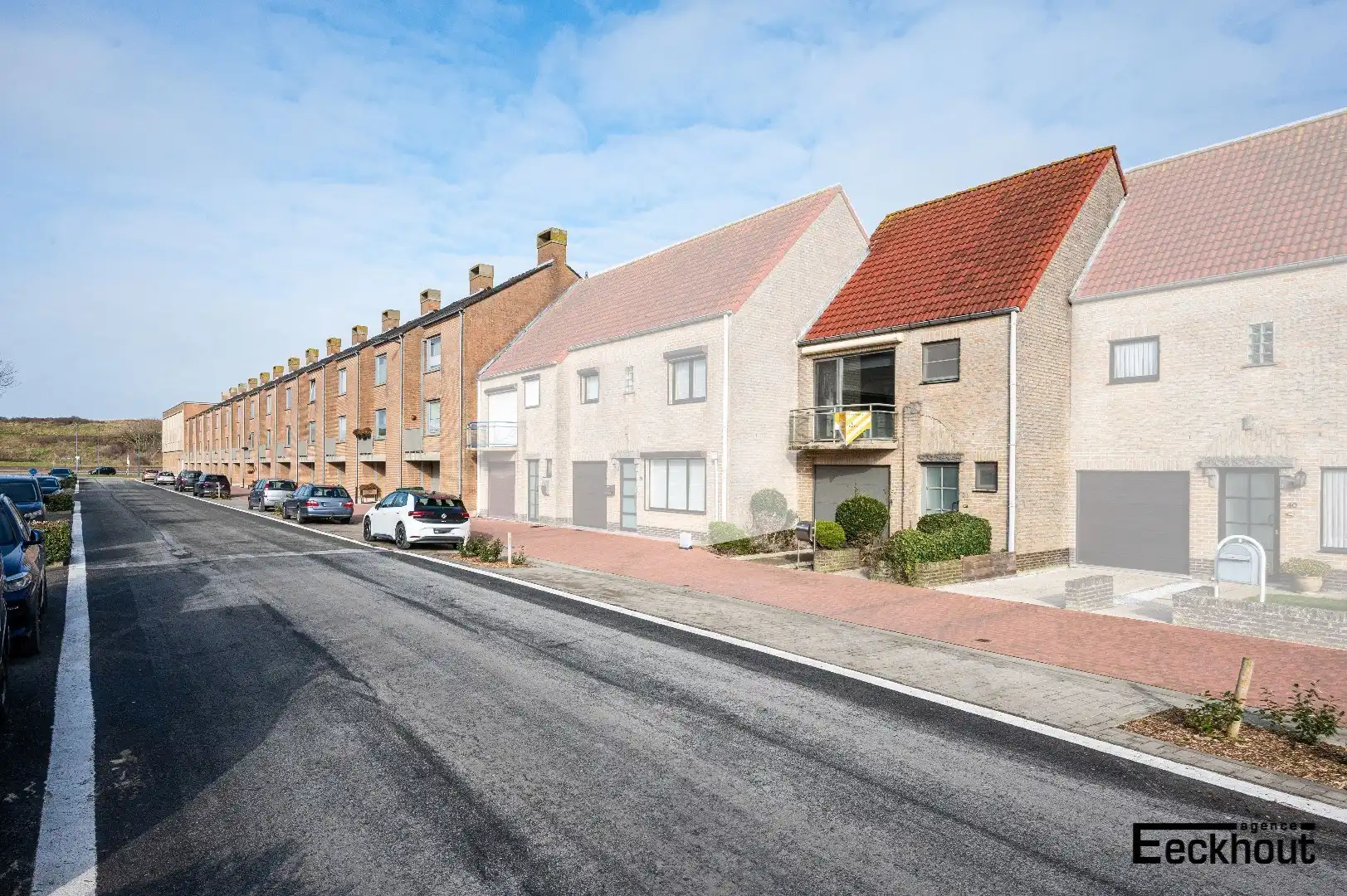 Hoofdfoto van de publicatie: Instapklare woning met garage en tuin op enkele passen van het strand!