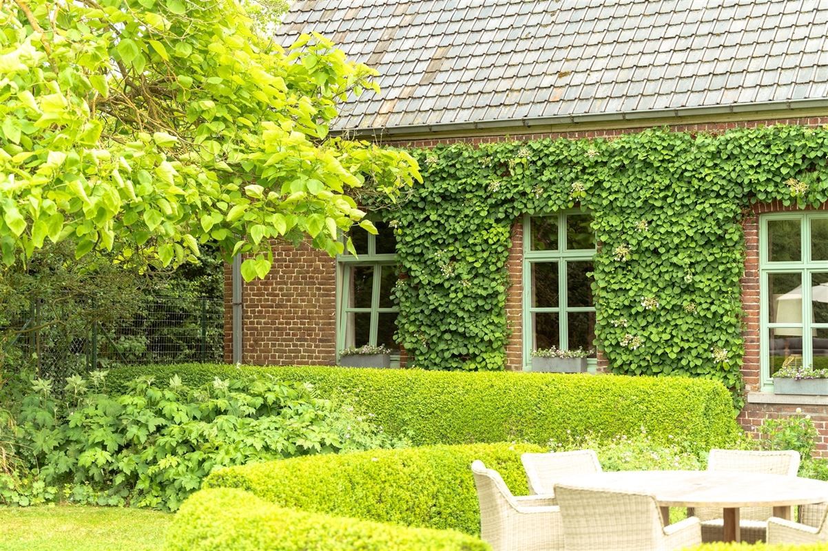 Hoofdfoto van de publicatie: Charmante hoeve met loods en idyllische tuin te koop in Zwevegem