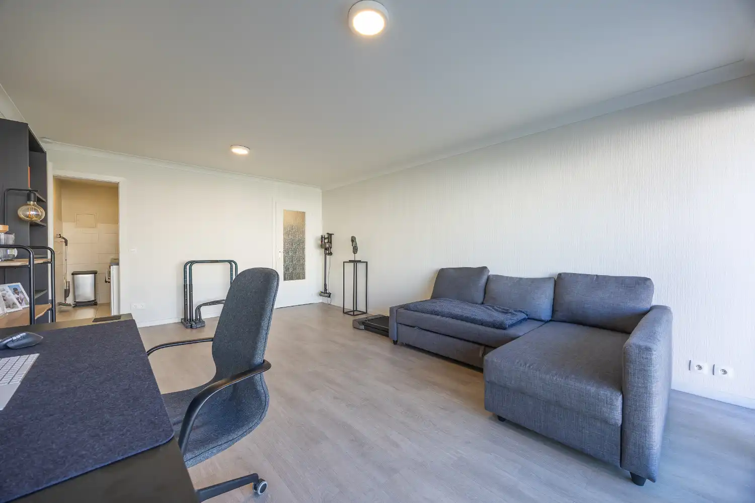 Studio met ruim terras op steenworp van strand foto 6