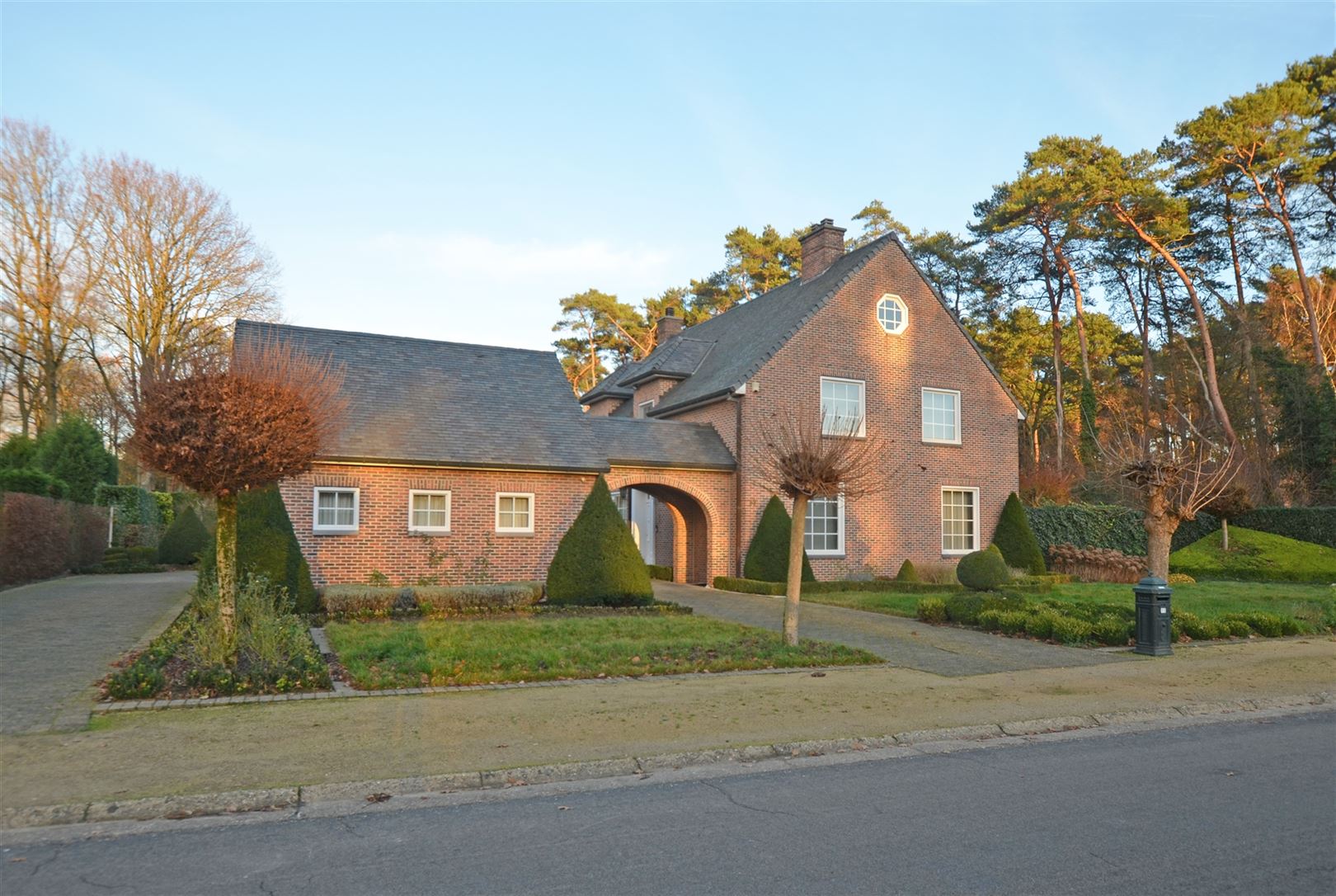 Tijdloze residentiële villa in doodlopende straat foto {{pictureIndex}}