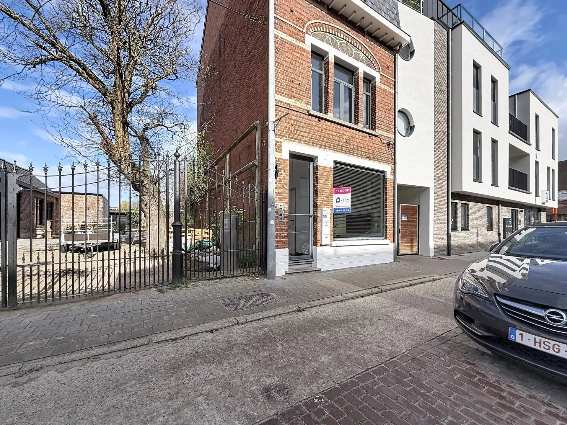 Zeer gezellig gelijkvloers appartement met 1 (mog. 2) slaapkamers, tuin, terras en staanplaats. foto {{pictureIndex}}