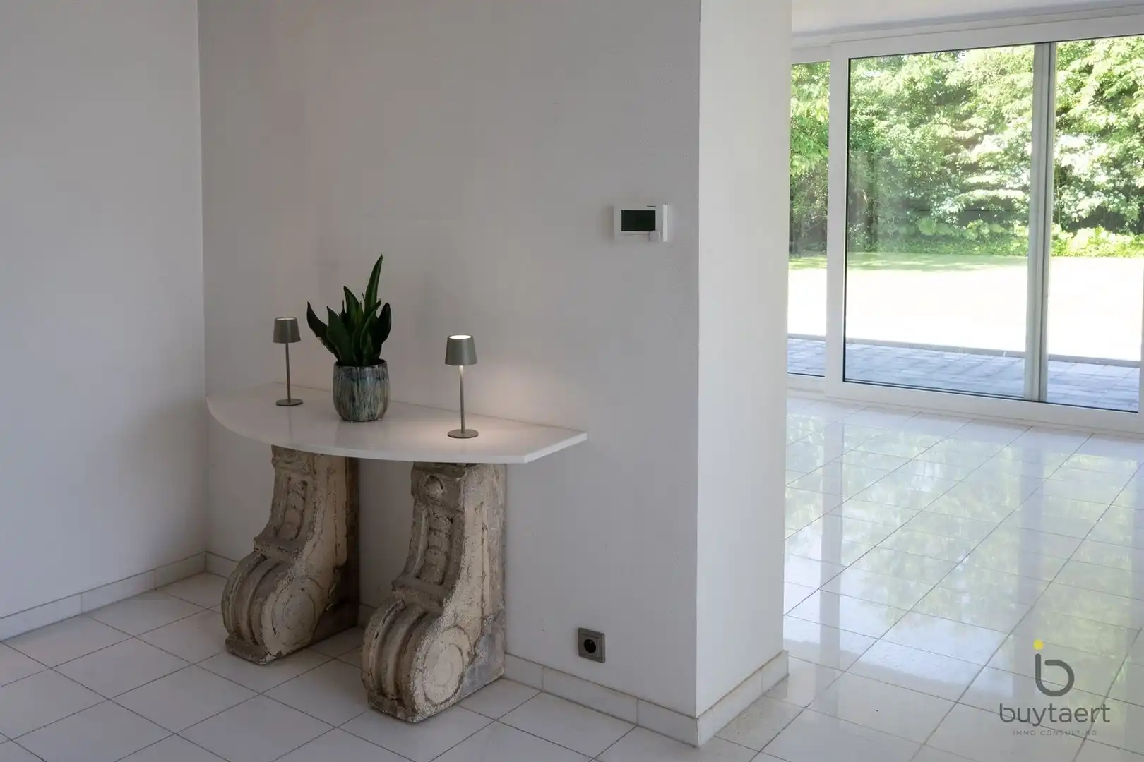 Te renoveren zonovergoten gelijkvloers 70’s woning met prachtige tuin en tal van mogelijkheden! foto 6