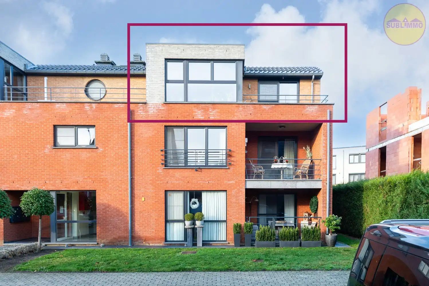 Prachtig appartement met 2 slaapkamers, terras, garage en berging in Leopoldsburg. foto {{pictureIndex}}