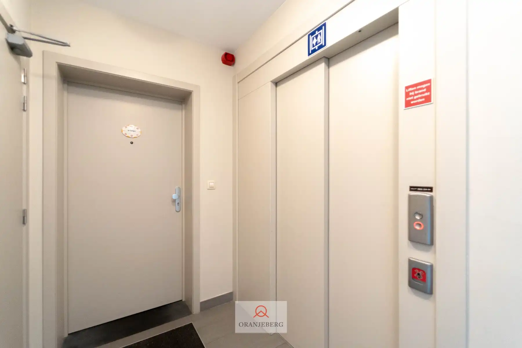 Gelijkvloers 3 slpk appartement met groot terras vlakbij Station foto 24
