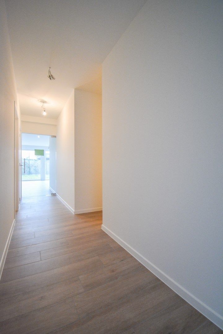 Lichtrijk gelijkvloers appartement met privé tuintje foto 12