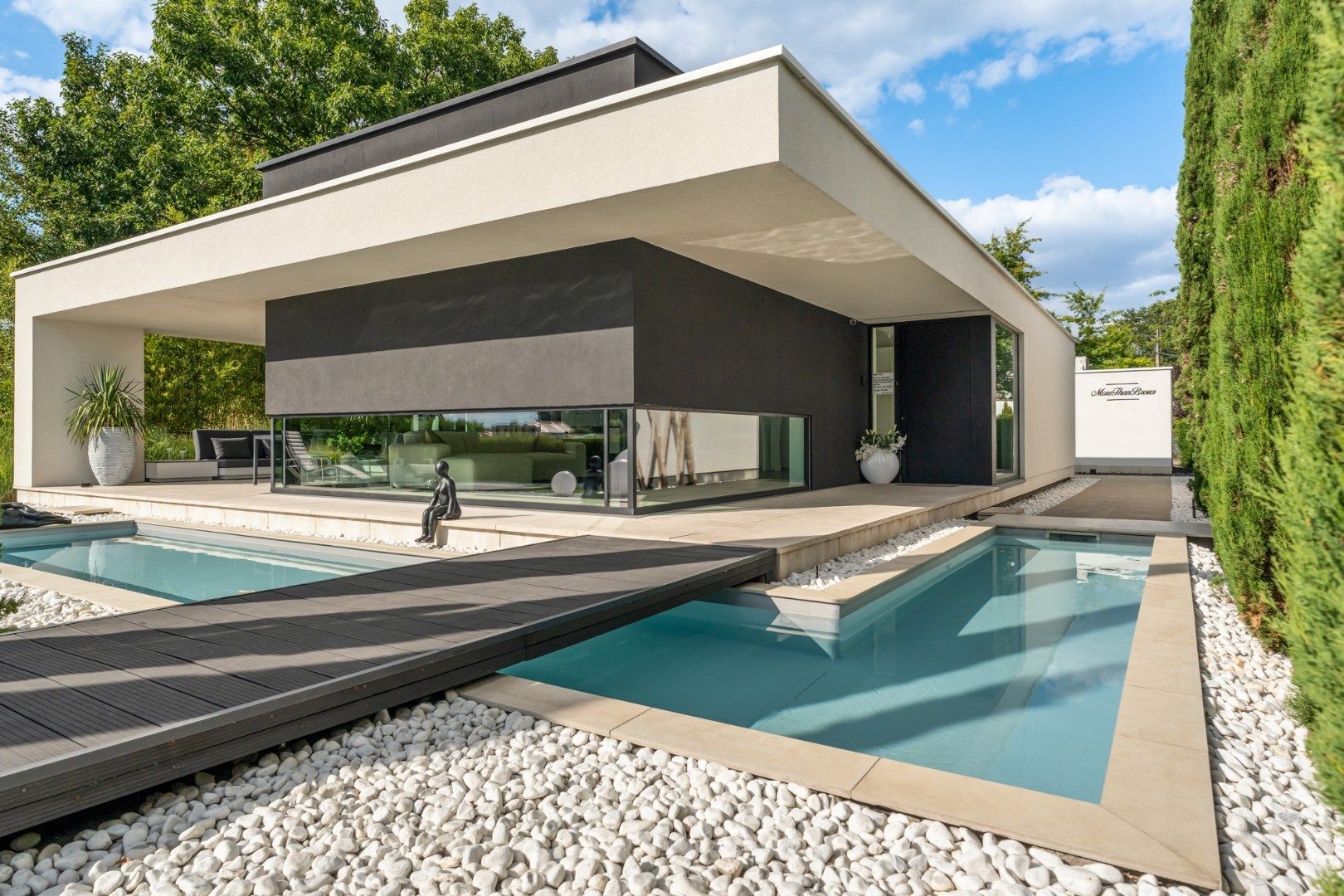 Unieke designvilla met zwembad en panoramisch uitzicht op het Albertkanaal foto {{pictureIndex}}