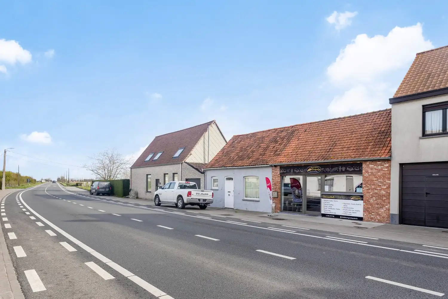 HOOGSTADE: Commercieel gelegen handelspand langs de baan N8 Veurne-Ieper, momenteel ingericht als broodjeszaak maar zeker ook andere mogelijkheden (verhuurd). foto 18