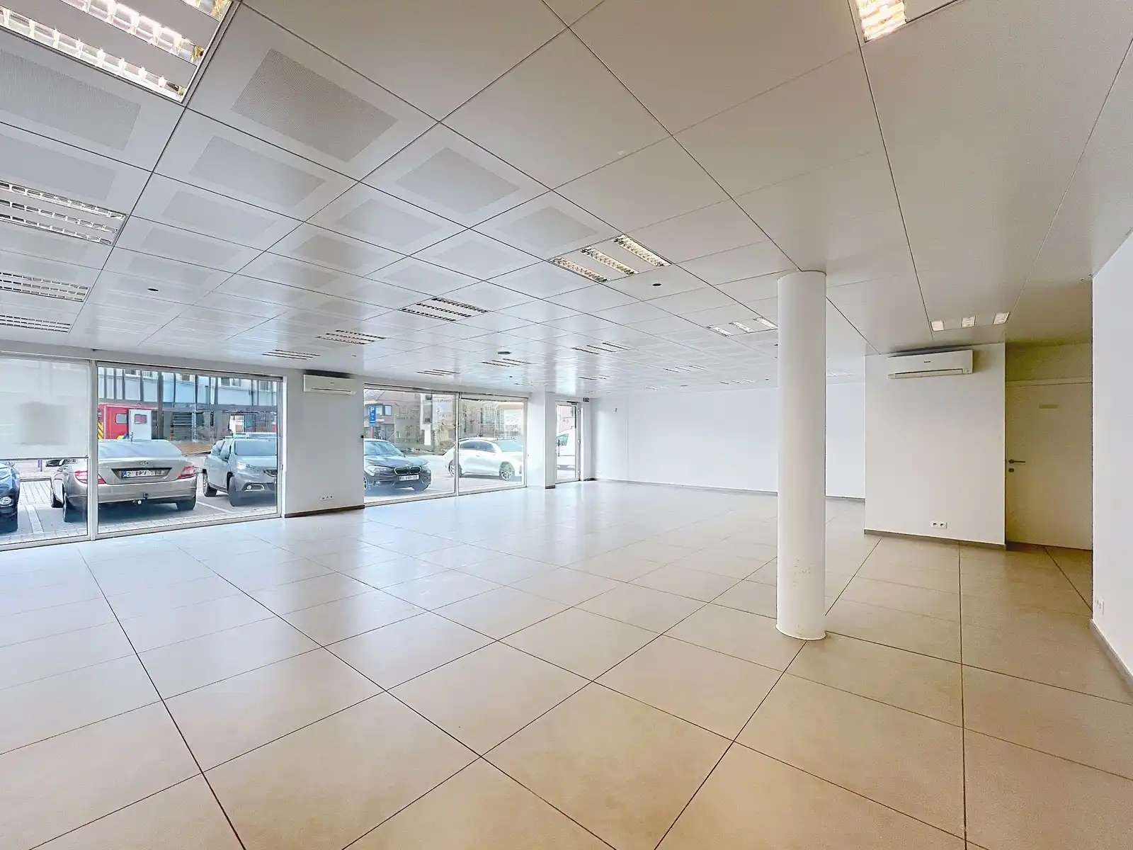 Volledig instapklare LICHTRIJKE commerciële ruimte ± 185m²  (kantoor, diensten, vrije beroepen,...) in het CENTRUM! foto 3