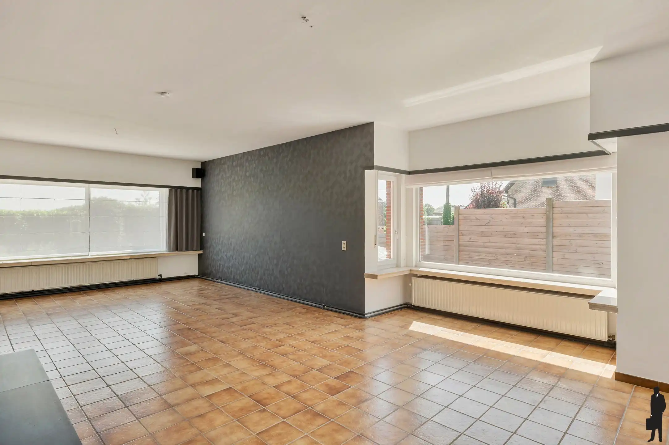Rustig gelegen ruime gezinswoning met maar liefst 7 slaapkamers, meerdere garages en tal van praktische troeven. foto 3