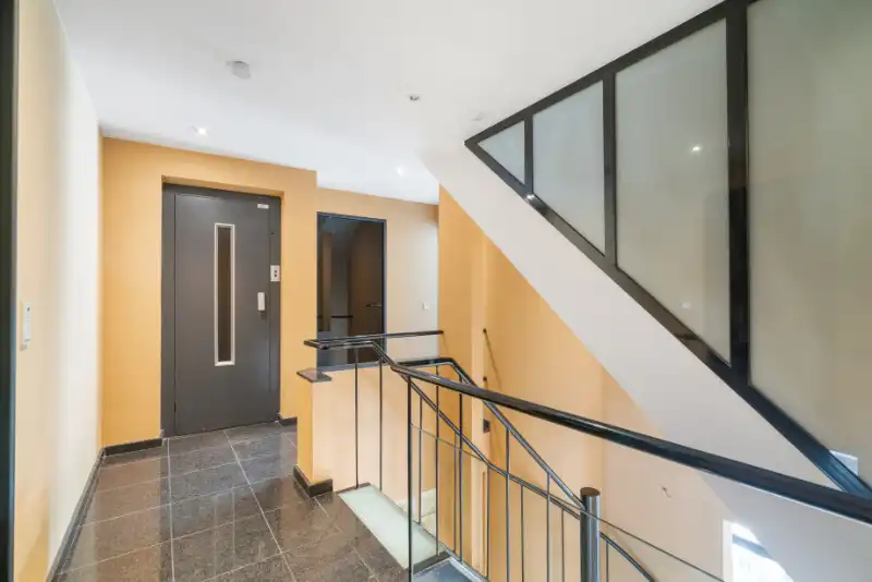 Zeer ruim appartement met privé lift! 3slpkmrs en 2 badkmrs. foto 19