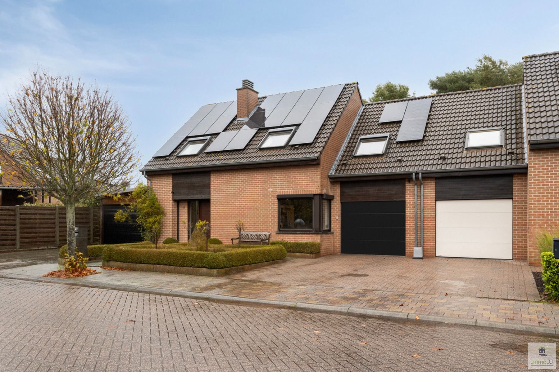 Halfopen bebouwing met zwembad foto 22