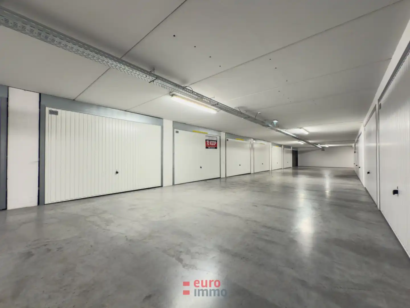 Zéér brede garage op centrale ligging in Nieuwpoort foto {{pictureIndex}}