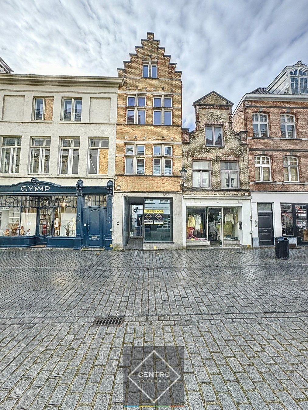 Prachtig gerenoveerd HANDELSPAND met APPARTEMENT (2 slpkms) en TERRAS in één van DE winkelstraten in het centrum van Brugge. Op 100m van 't Zand!!! foto {{pictureIndex}}