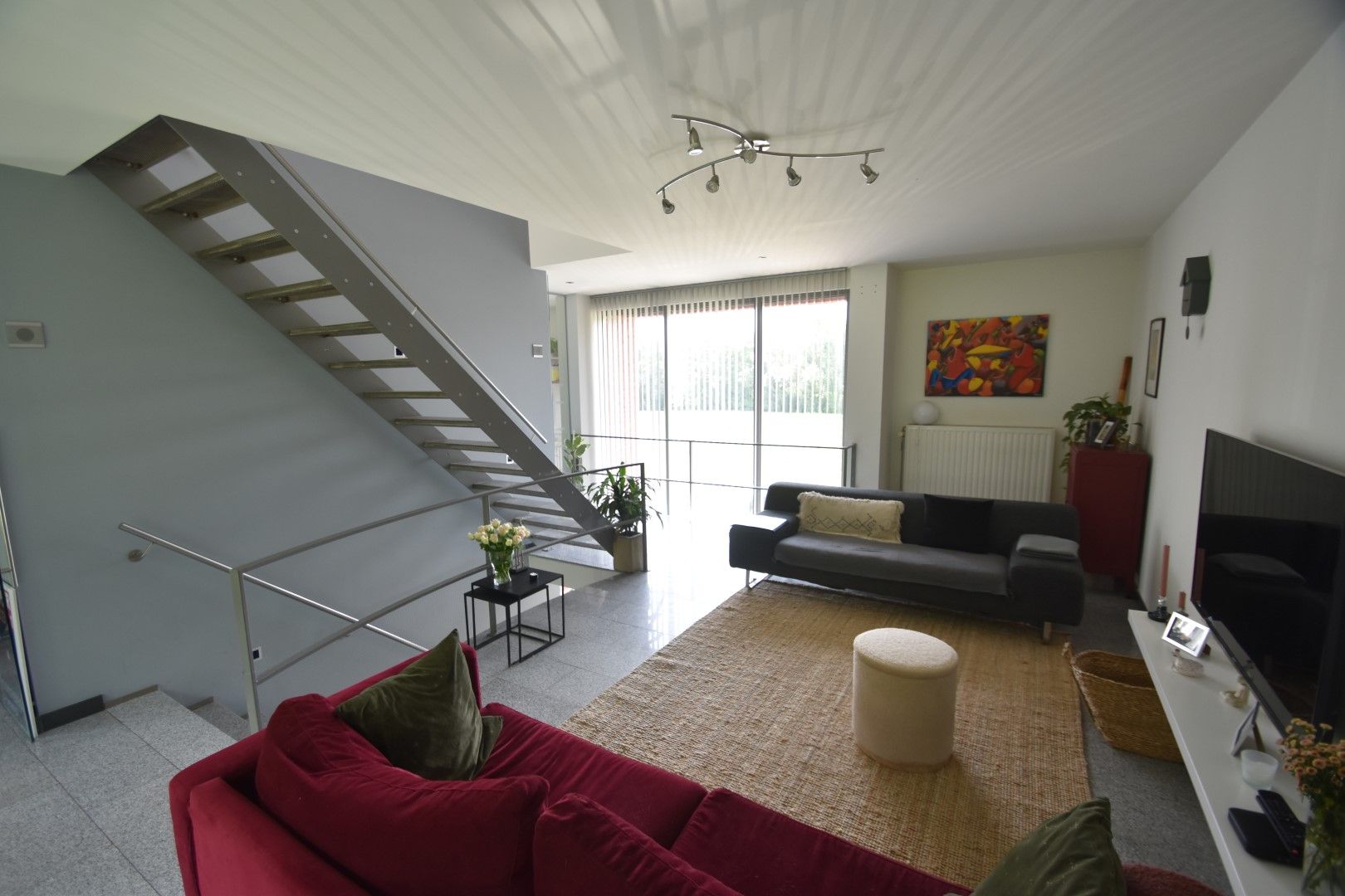 Moderne woning in rustige straat foto 2