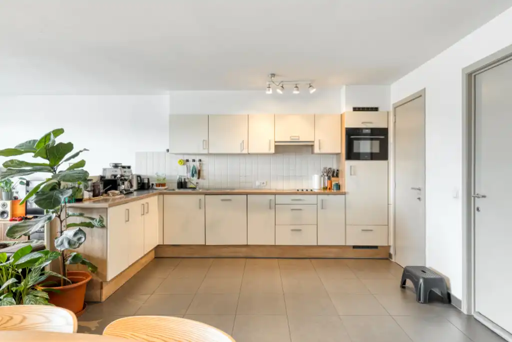 Ruim 3-slaapkamerappartement met zuidgericht terras en open zichten. foto 3