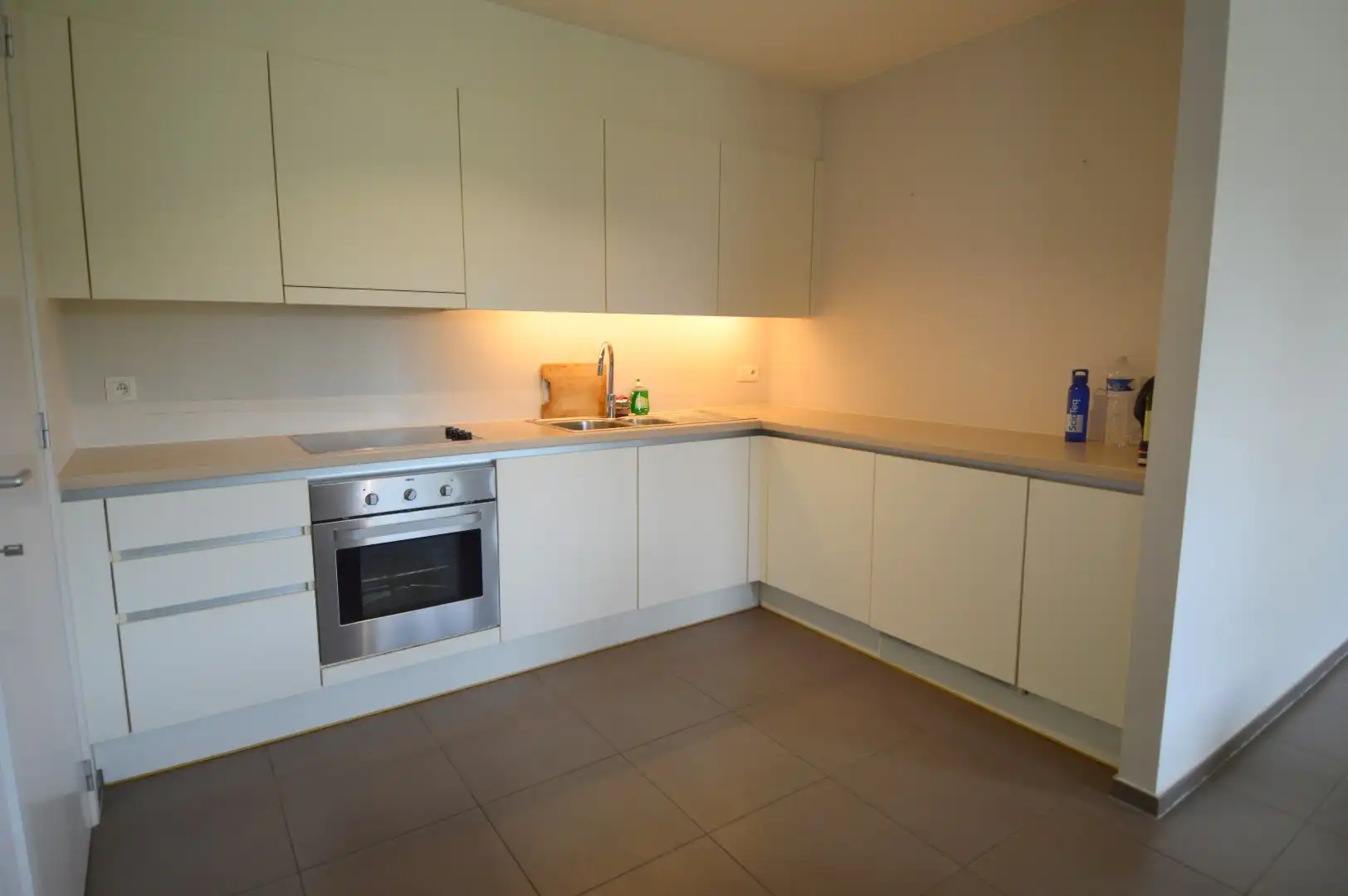 Recent 2 slaapkamer bemeubeld appartement in Kortrijk met garage foto 3