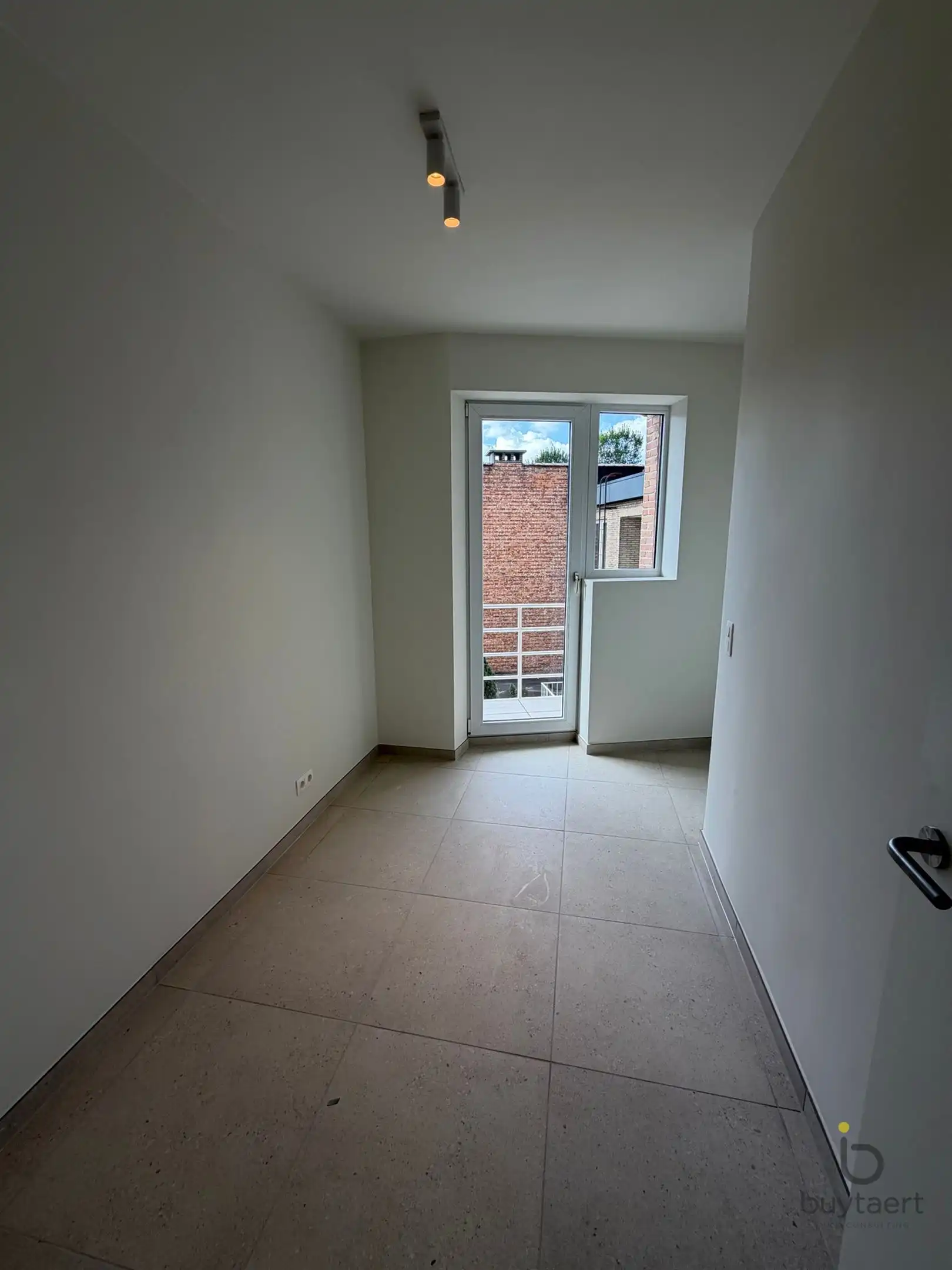Gerenoveerd 3 slaapkamer appartement op top locatie! foto 5