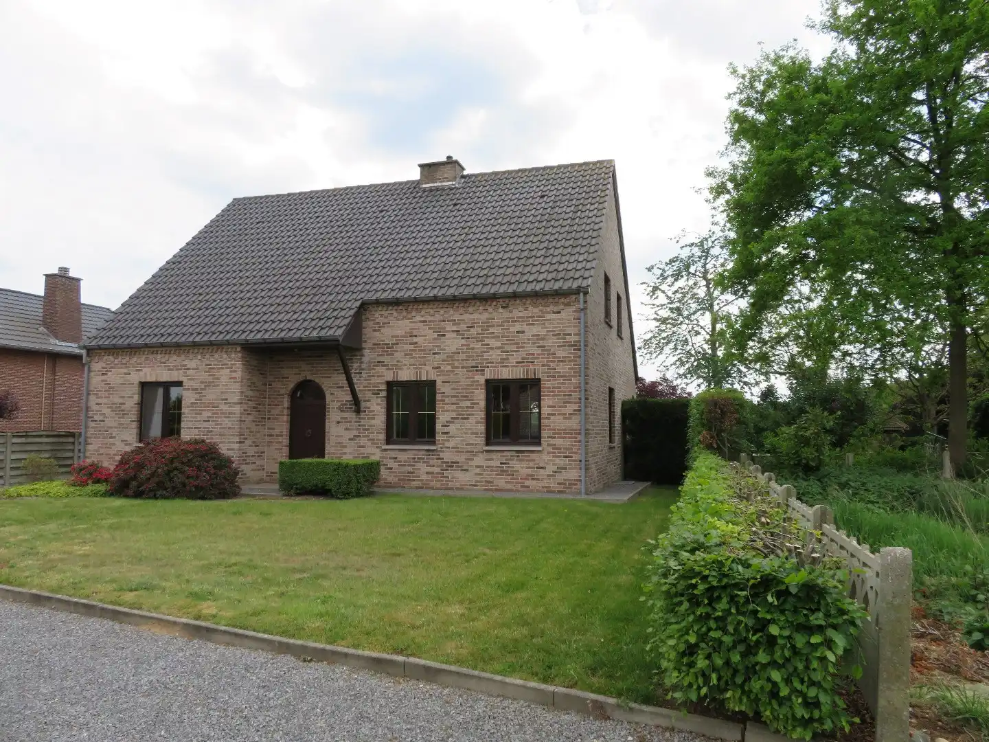 Verzorgde gezinswoning gelegen in een rustige omgeving op een perceel van 10a, met 3 slaapkamers en fraaie tuin. foto 2