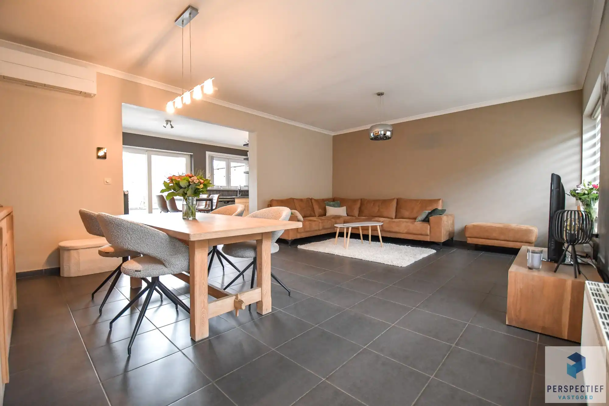 Rustig gelegen ruime halfopen woning met uitweg & bijgebouw/garage foto 3
