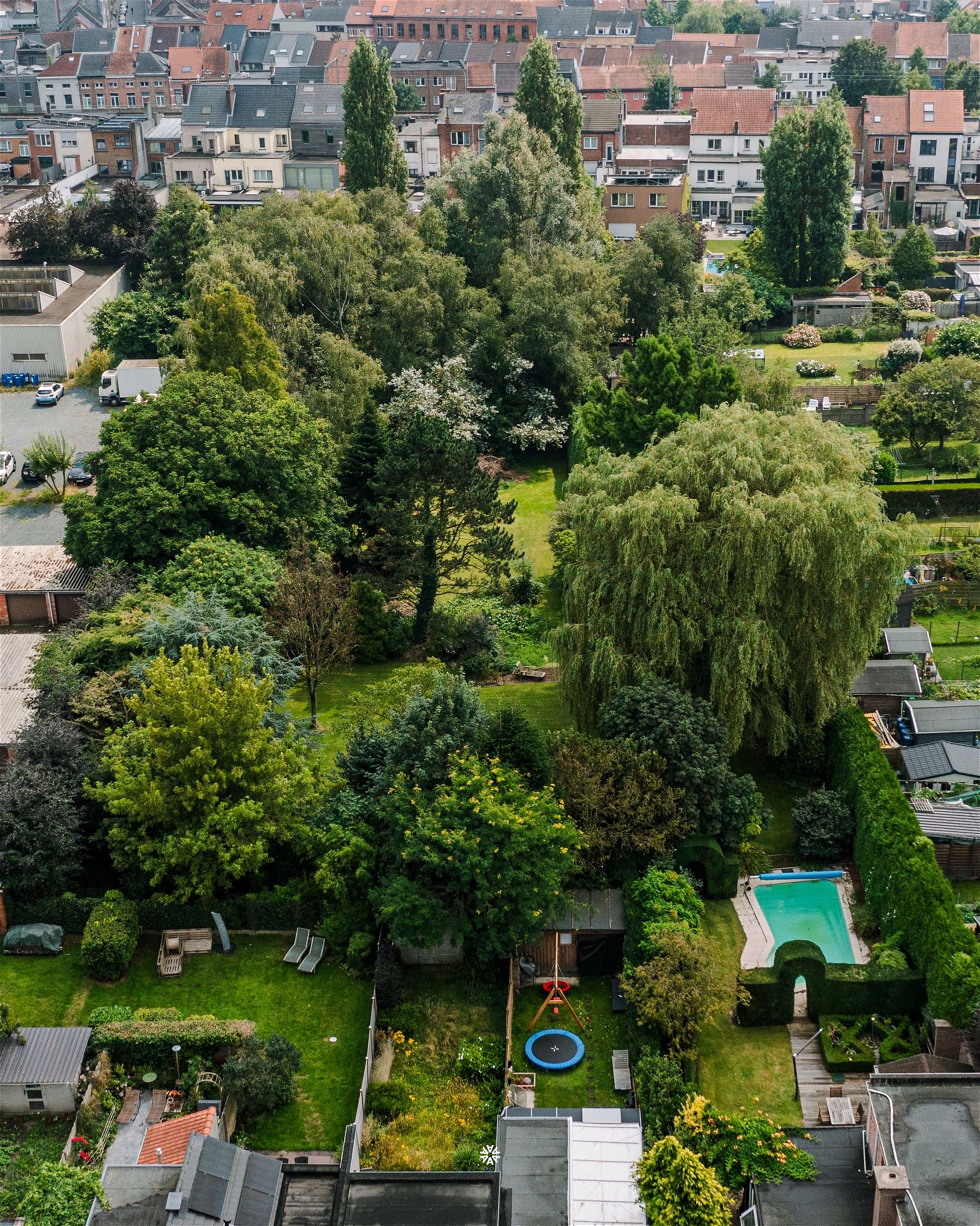 Bijzonder ruime woning met praktijkruimte en parktuin in Sint-Niklaas foto 2