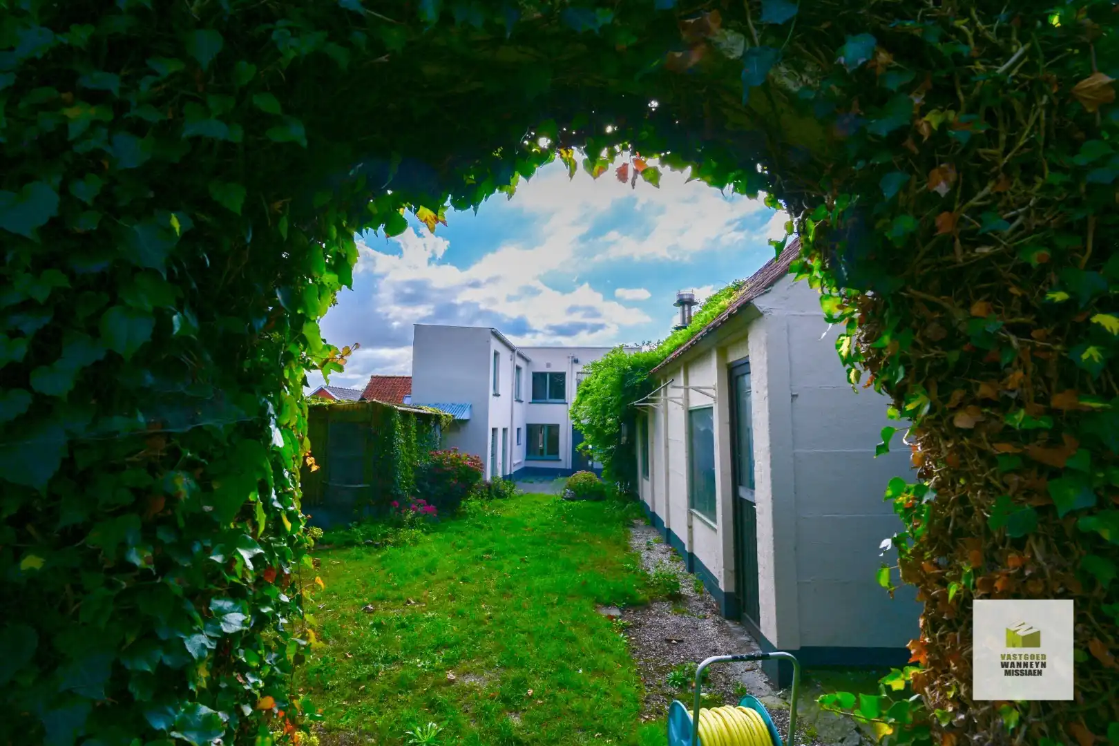 Rustig gelegen grond met af te breken woning foto 17